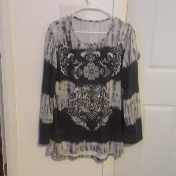Tops - Black and white long sleeve shirt